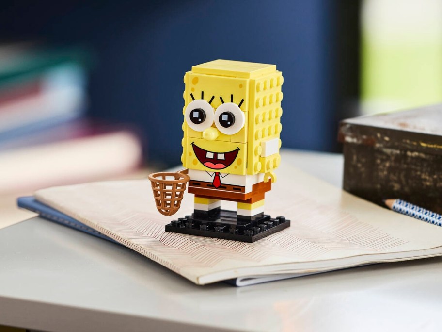 Lego Spongebob holding a brown net