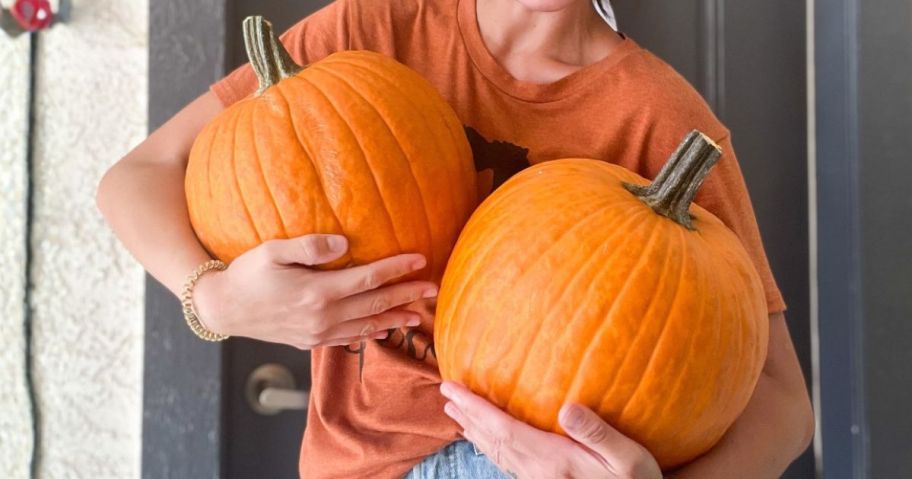 chelsey holding two pumpkins