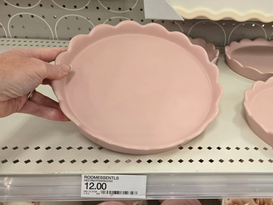 hand holding a pinkscalloped tray