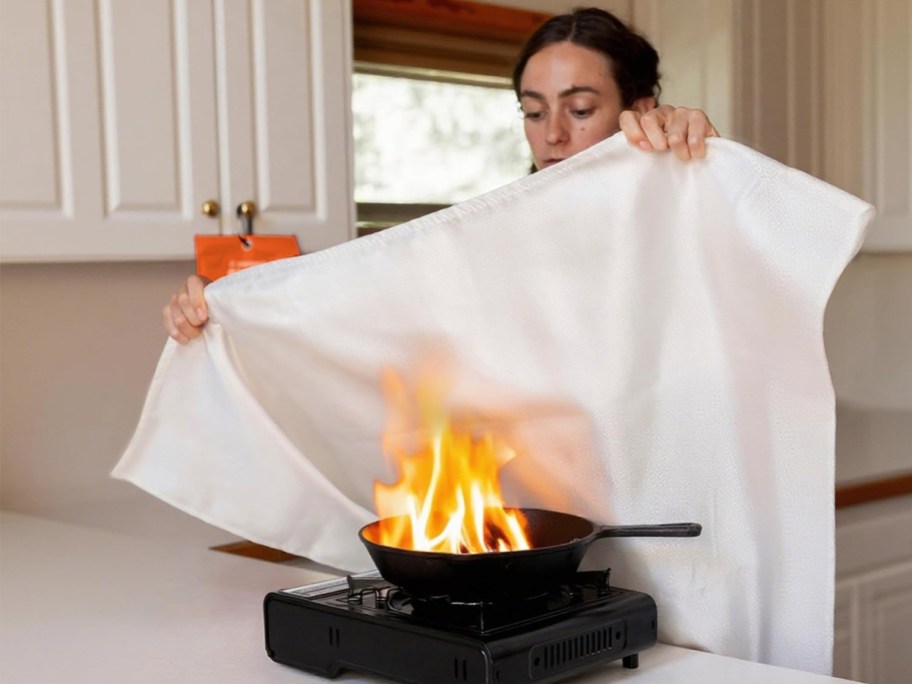 BXHYNOI Fire Blanket being used