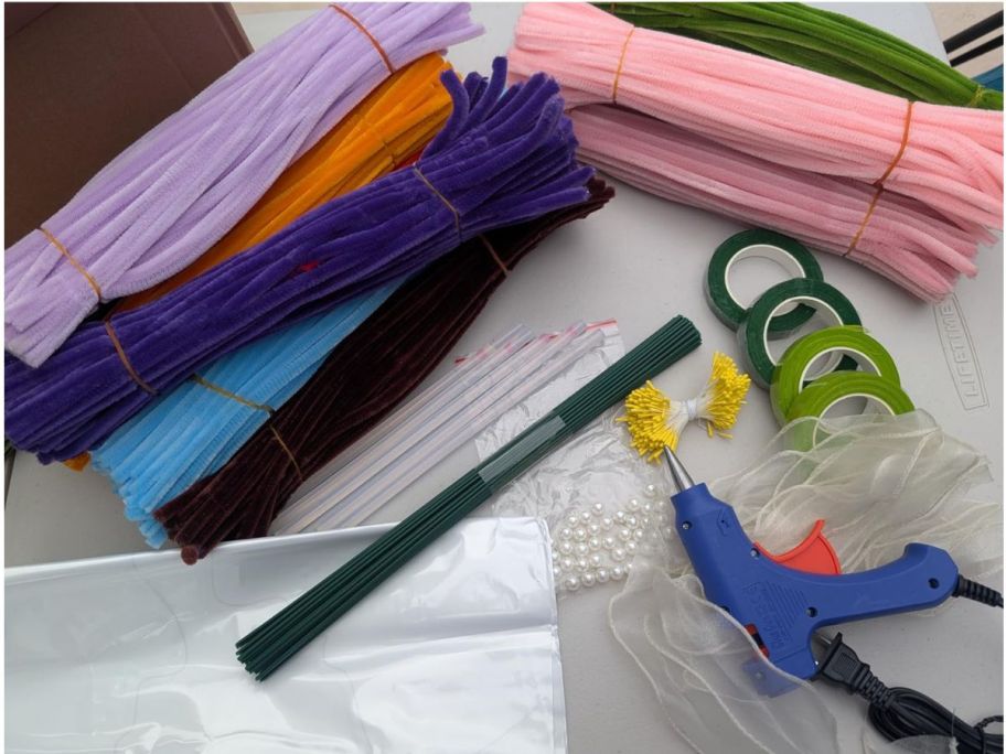 JOYJAR 800-Piece Pipe Cleaners Craft Kit w/ Hot Glue Gun on table