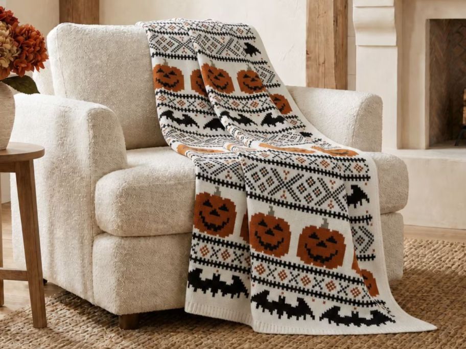 My Texas House Pumpkins & Bats Cotton Knit Throw on chair