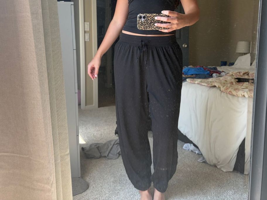 saylor wearing OFFLINE By Aerie Real Me Baggy Joggers