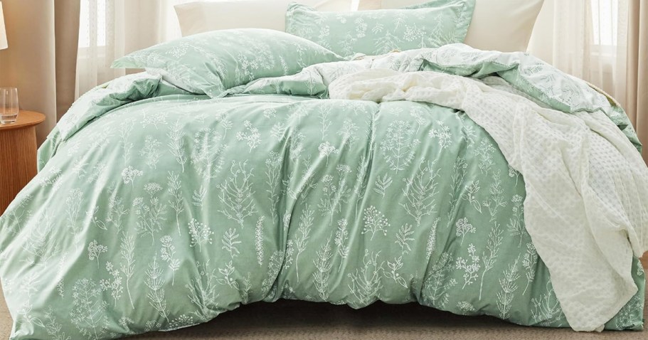 Reversible Queen Comforter Set Only $17.99 on Amazon (Reg. $45)