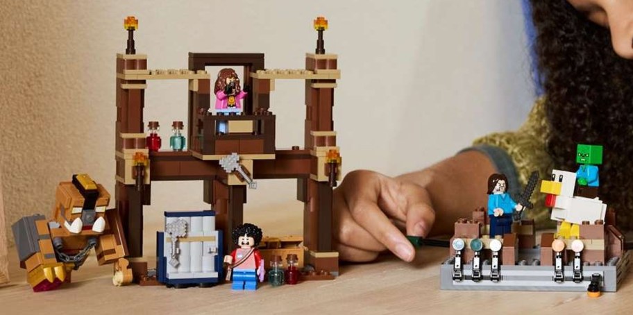 LEGO Minecraft Woodland Mansion Fighting Ring Building Set