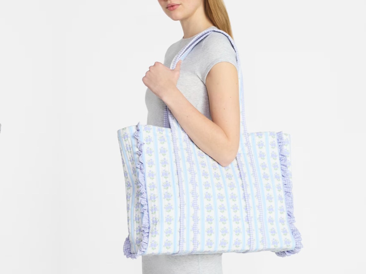 Women wearing mainstays cotton tote on shoulder