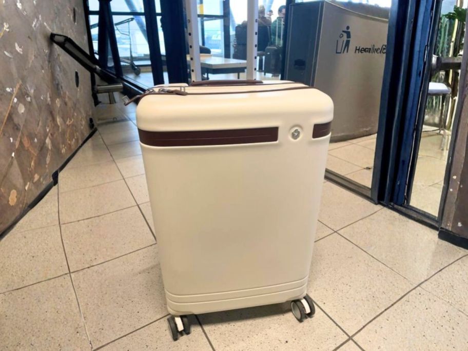 Samsonite Virtuosa Pickup Hardside Suitcase in Off-White in airport