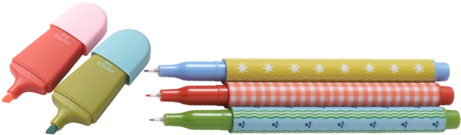 Papier to Go stationery items featuring two chunky highlighters in red and olive green on the left, and three patterned pens stacked horizontally on the right.