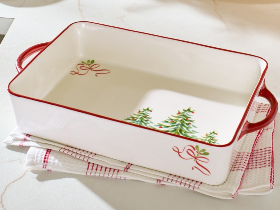 a rectangular baking dish with a Christmas tree and bow design