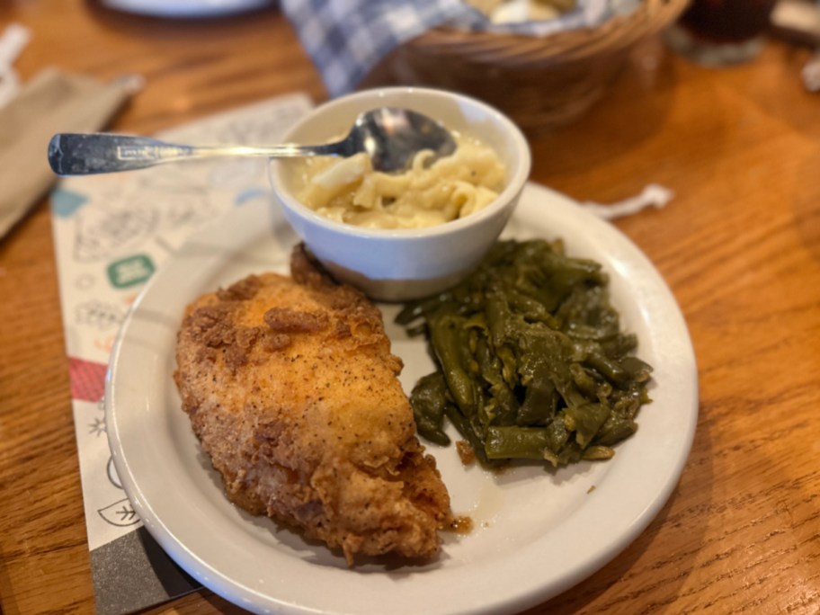 chicken, green beans and mac & cheese on a plate