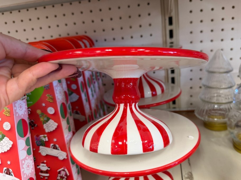 hand holding cake stand