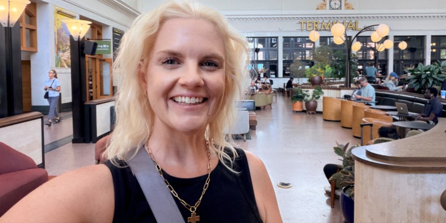 woman wearing black shirt