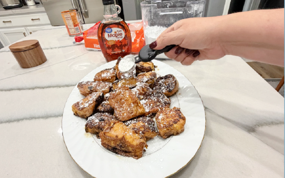 adding powdered sugar to hawaiian rolls