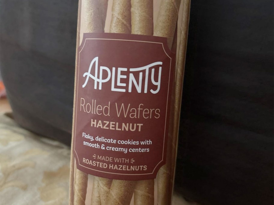 hazelnut wafers can 