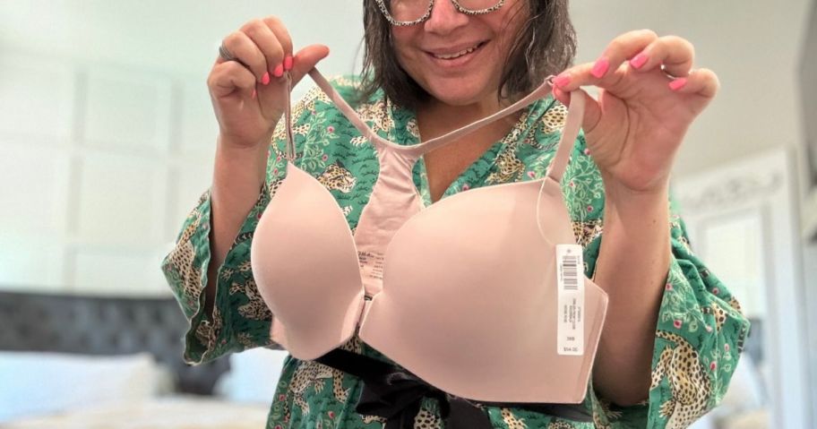 Lina holding soma Enbliss Front-Close Racerback Bra