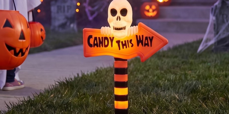 candy this way arrow blow mold in yard 
