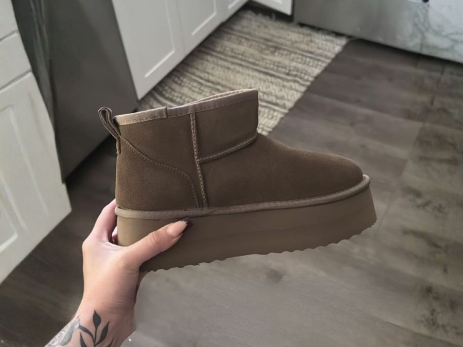 hand holding DREAM PAIRS Women's Platform Anti-Slip Mini Boot
