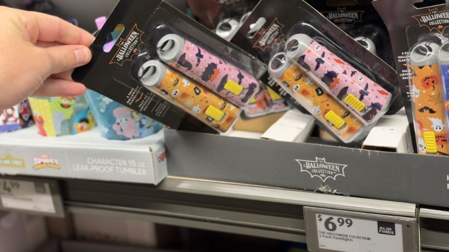 hand hp;ding Halloween flashlights