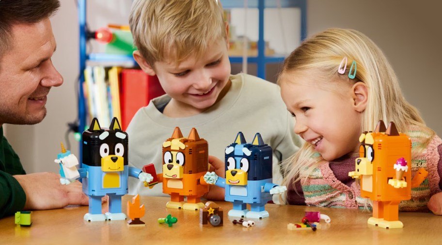 LEGO Bluey Brick-Built Bluey Family