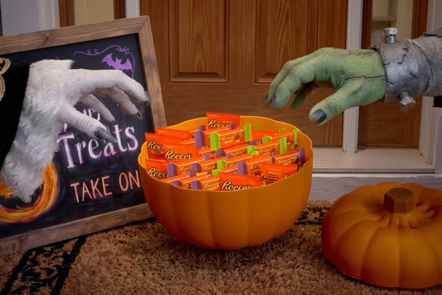 GO! Reese’s Pumpkin Bowl w/ 110 Halloween Treats Available Now! (May Sell Out)