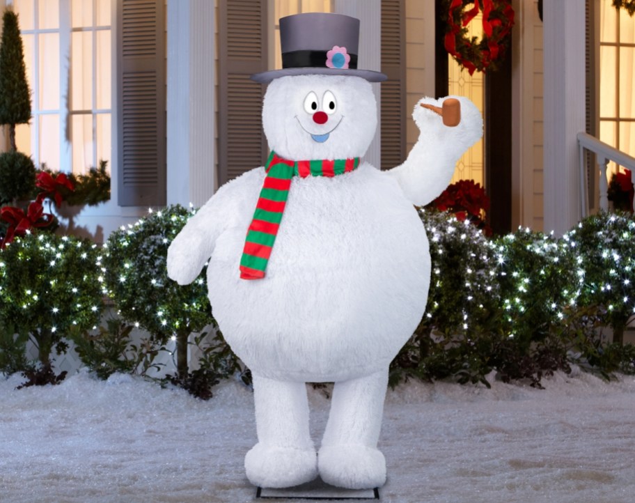 animated Frosty the Snowman in snowy yard