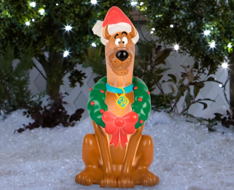 scooby do blow mold in snowy yard